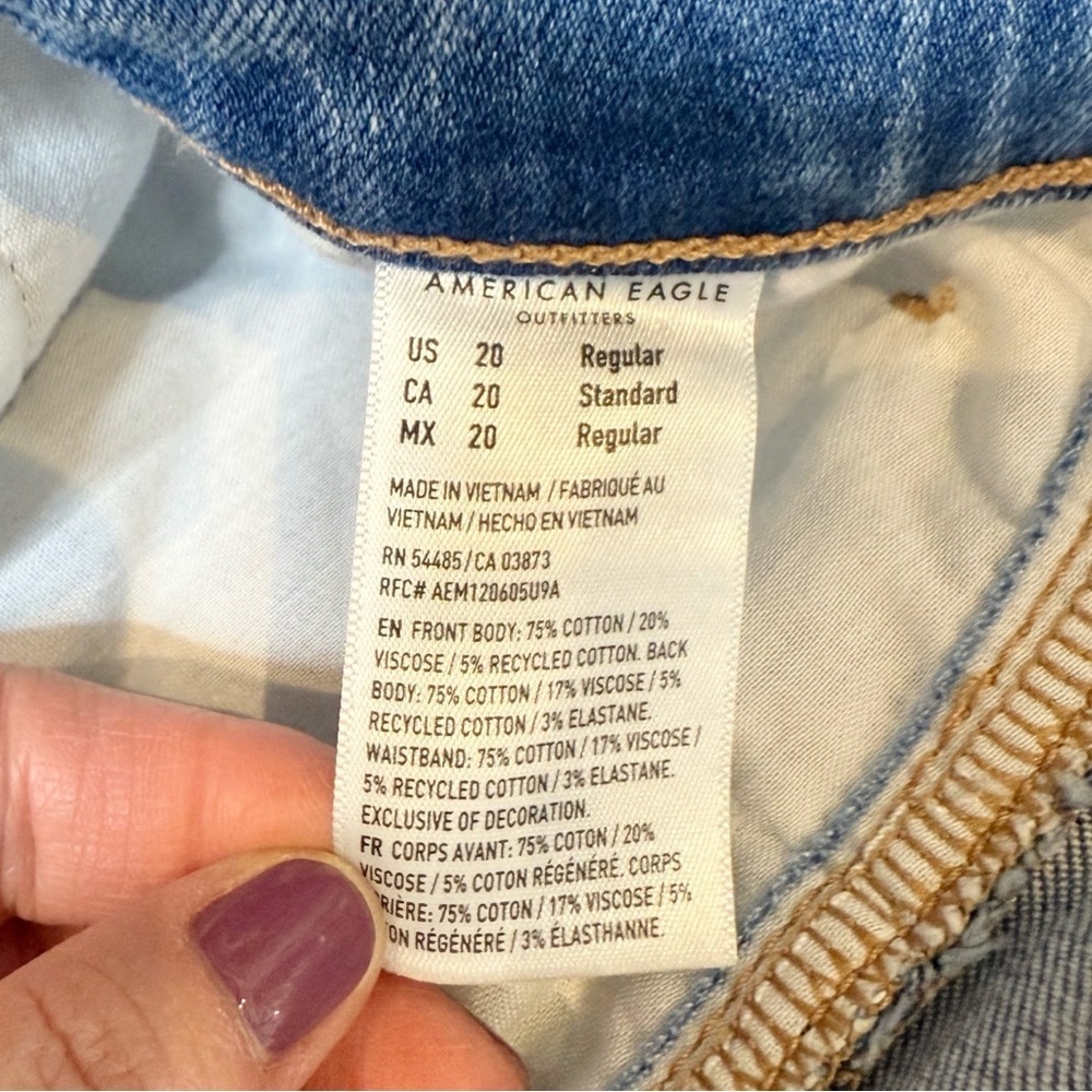 NEW American Eagle Women’s Distressed Medium Wash V Front Mom Jeans Sz 20 - Picture 7 of 11
